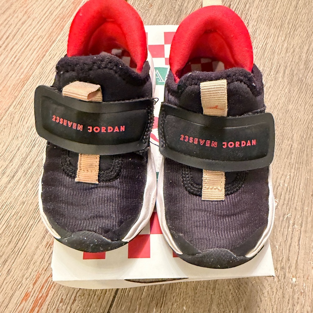 Jordan easyon  Kids Black and red Sneakers toddler size 6